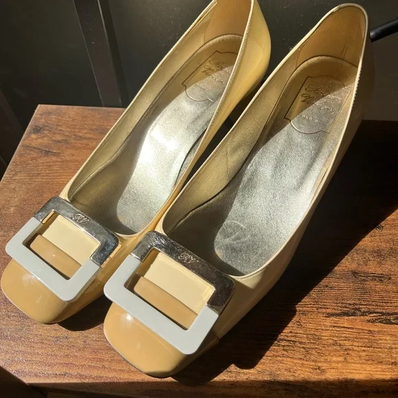 Authentic Roger Vivier Yellow, Gray and Tan patent leather pumps Shoes. Size 39